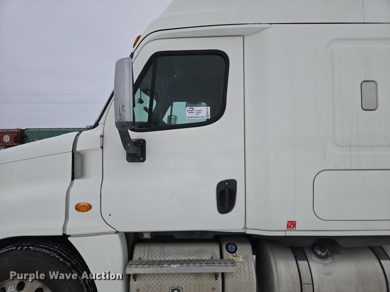 image for item EB1279 2015 Freightliner Cascadia semi truck