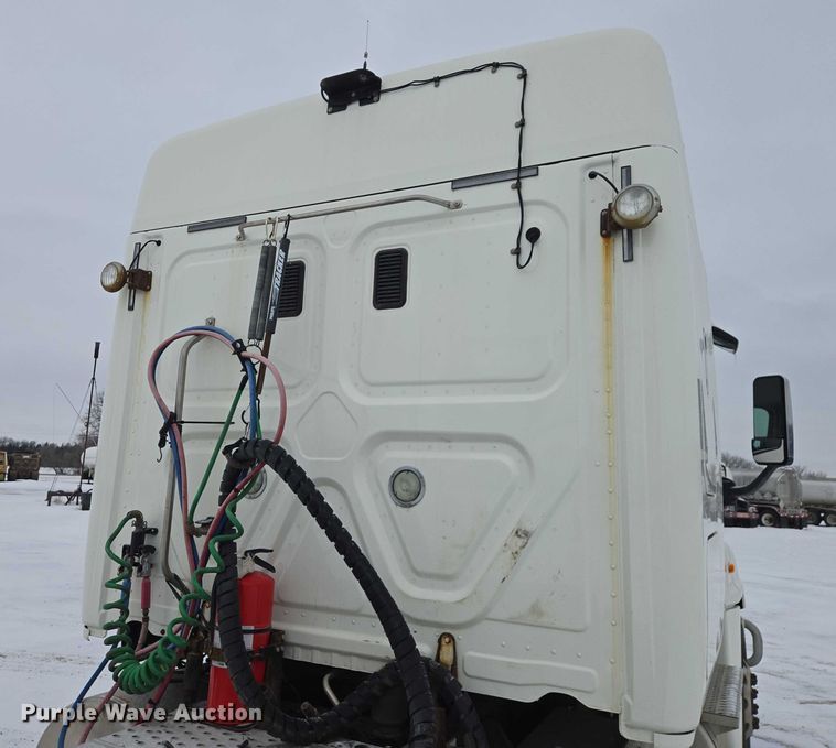 image for item EB1279 2015 Freightliner Cascadia semi truck