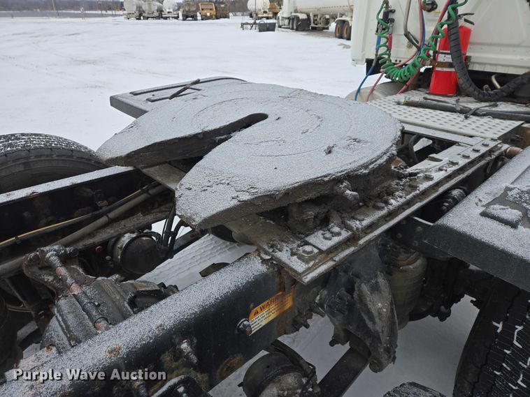 image for item EB1279 2015 Freightliner Cascadia semi truck