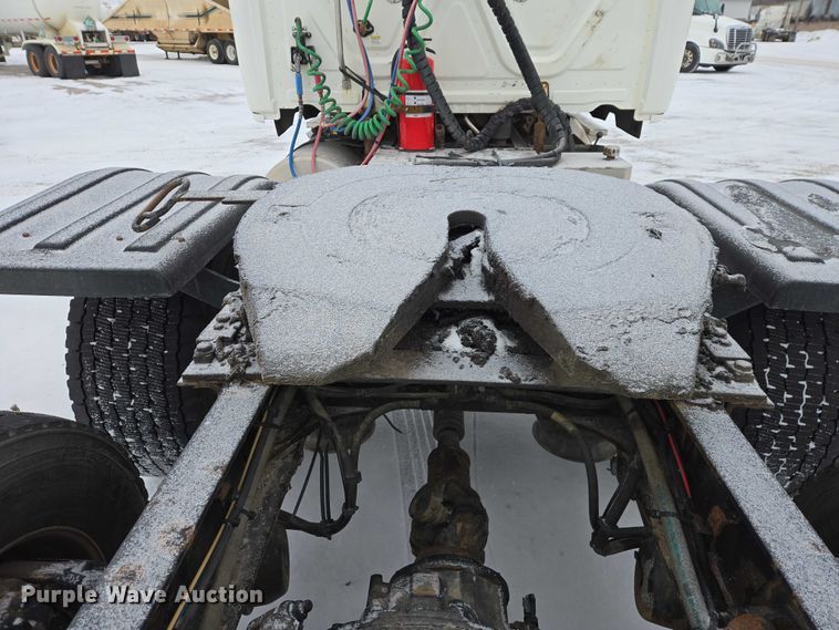 image for item EB1279 2015 Freightliner Cascadia semi truck