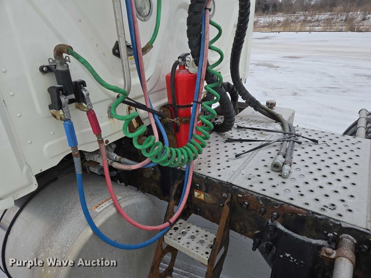 image for item EB1279 2015 Freightliner Cascadia semi truck