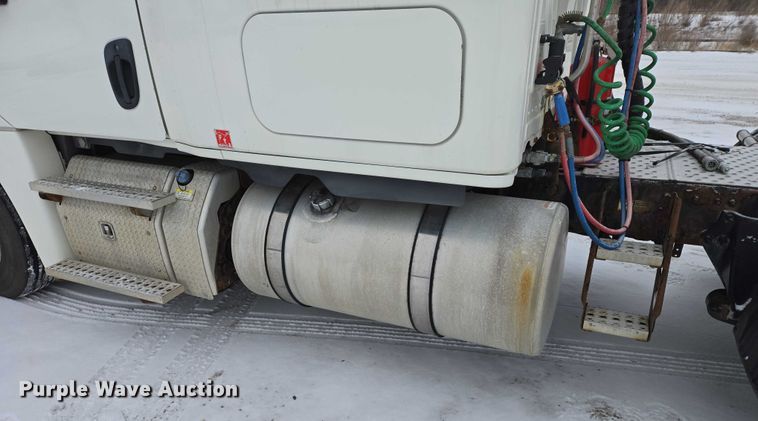 image for item EB1279 2015 Freightliner Cascadia semi truck