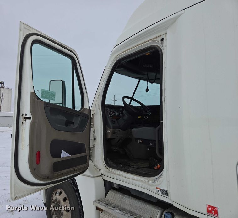image for item EB1279 2015 Freightliner Cascadia semi truck