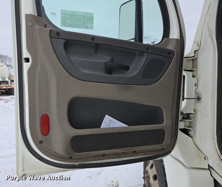 image for item EB1279 2015 Freightliner Cascadia semi truck