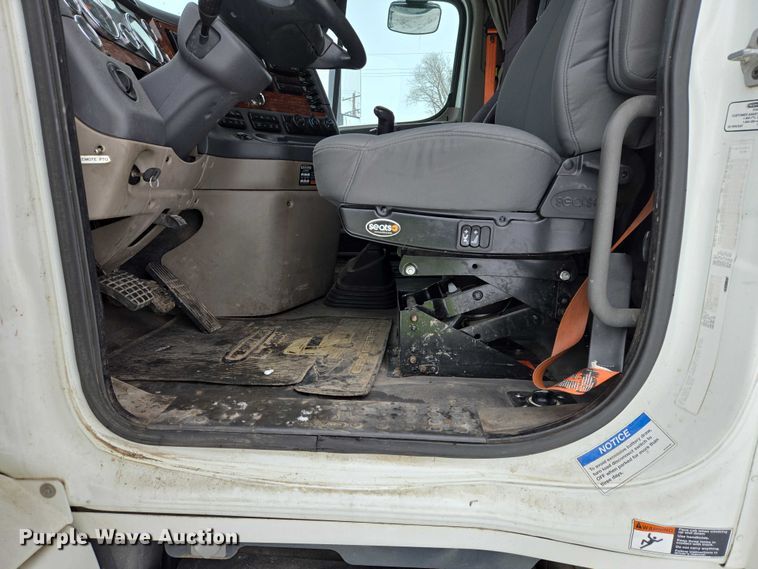 image for item EB1279 2015 Freightliner Cascadia semi truck