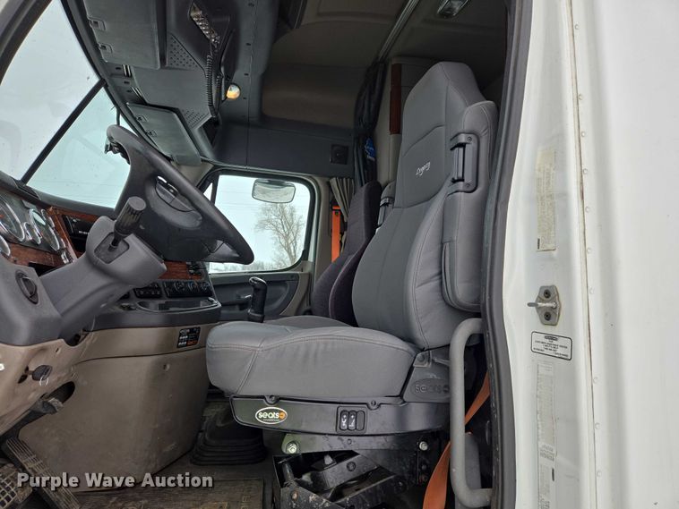 image for item EB1279 2015 Freightliner Cascadia semi truck