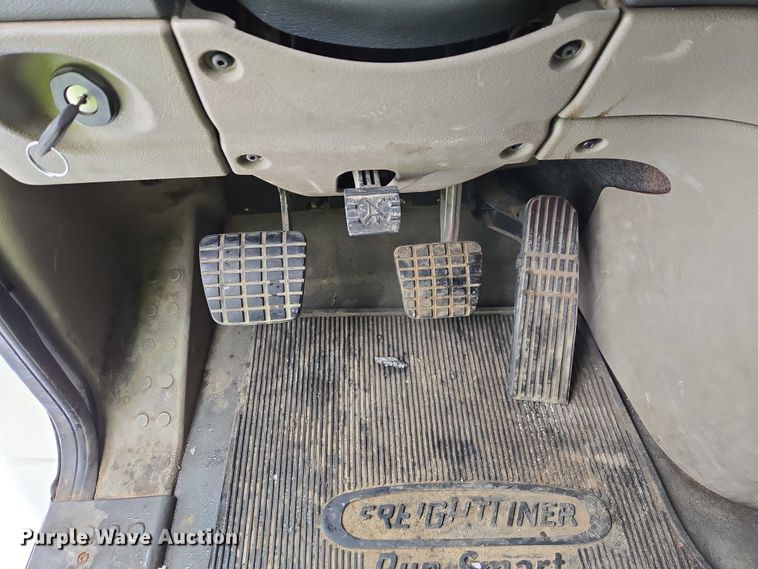 image for item EB1279 2015 Freightliner Cascadia semi truck