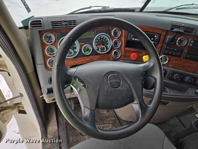 image for item EB1279 2015 Freightliner Cascadia semi truck