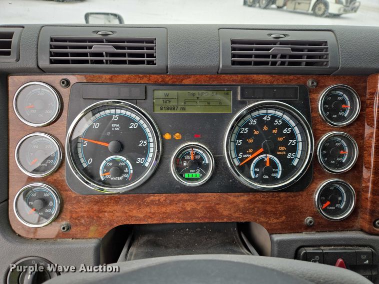 image for item EB1279 2015 Freightliner Cascadia semi truck