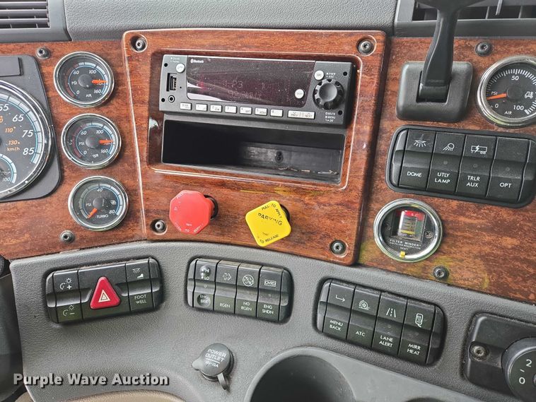 image for item EB1279 2015 Freightliner Cascadia semi truck