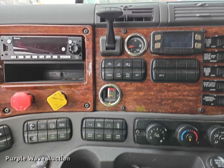 image for item EB1279 2015 Freightliner Cascadia semi truck