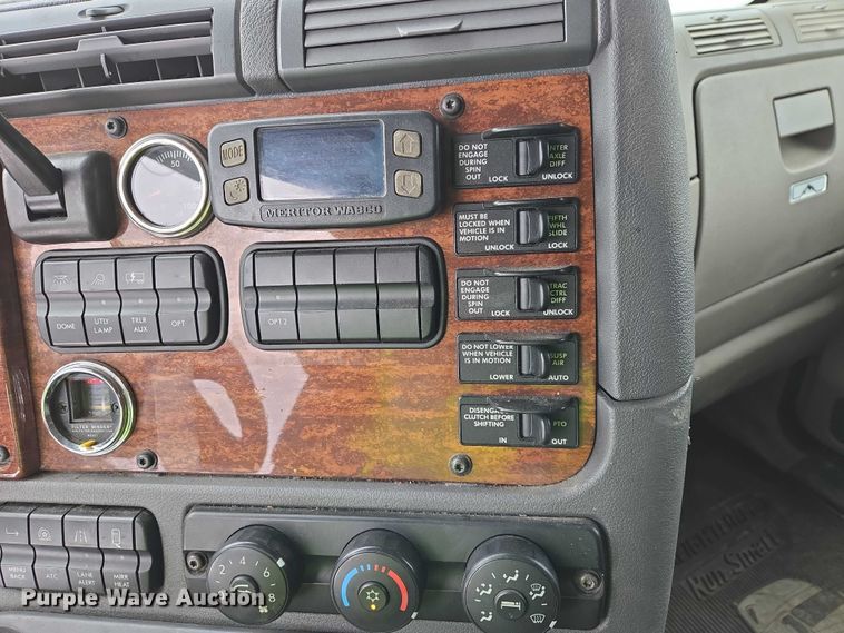 image for item EB1279 2015 Freightliner Cascadia semi truck