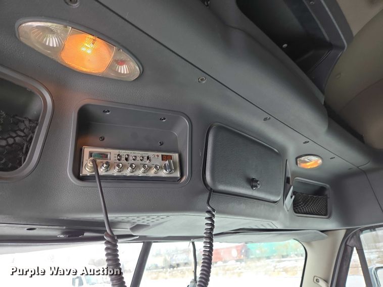 image for item EB1279 2015 Freightliner Cascadia semi truck