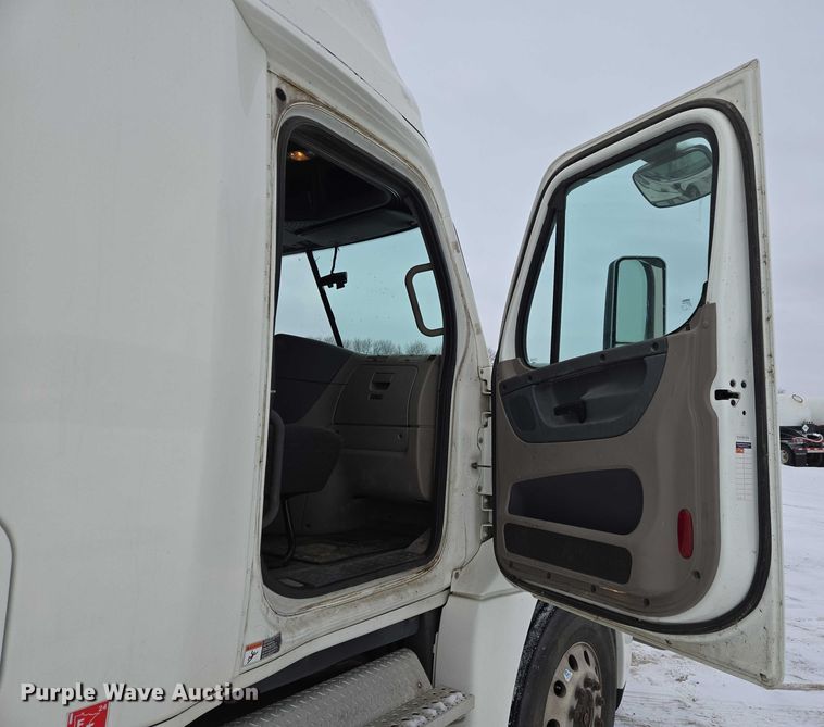 image for item EB1279 2015 Freightliner Cascadia semi truck