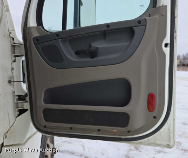 image for item EB1279 2015 Freightliner Cascadia semi truck