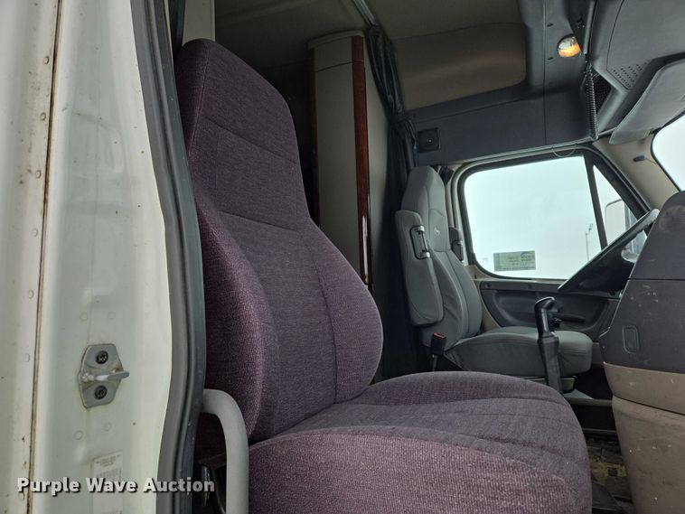 image for item EB1279 2015 Freightliner Cascadia semi truck