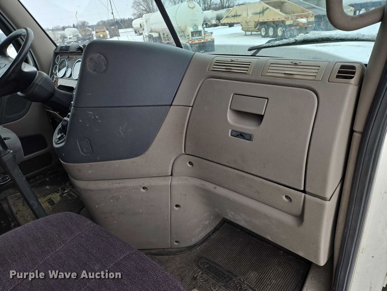 image for item EB1279 2015 Freightliner Cascadia semi truck