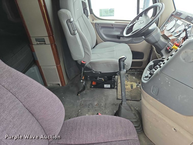 image for item EB1279 2015 Freightliner Cascadia semi truck