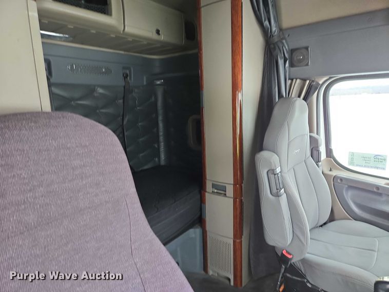 image for item EB1279 2015 Freightliner Cascadia semi truck