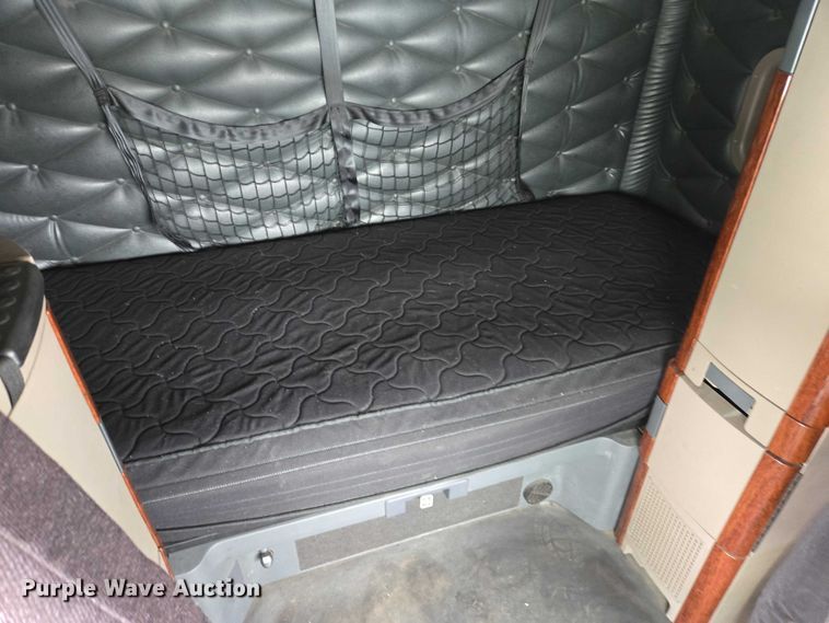 image for item EB1279 2015 Freightliner Cascadia semi truck