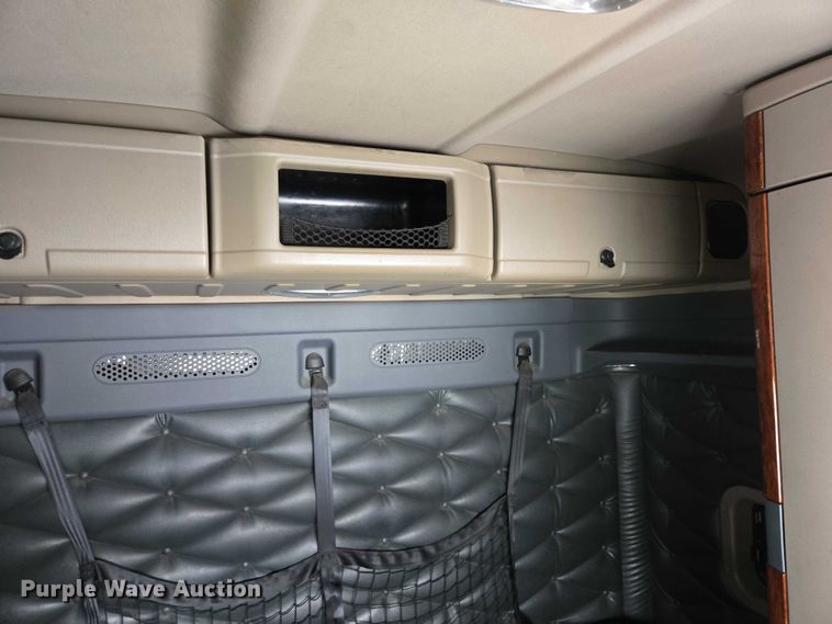 image for item EB1279 2015 Freightliner Cascadia semi truck