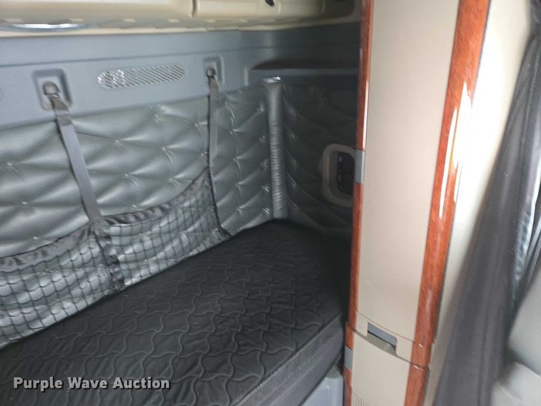 image for item EB1279 2015 Freightliner Cascadia semi truck