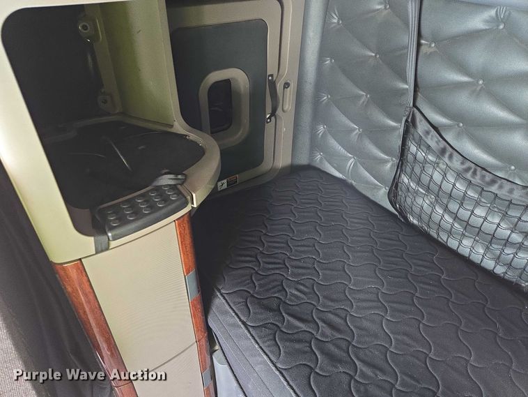 image for item EB1279 2015 Freightliner Cascadia semi truck