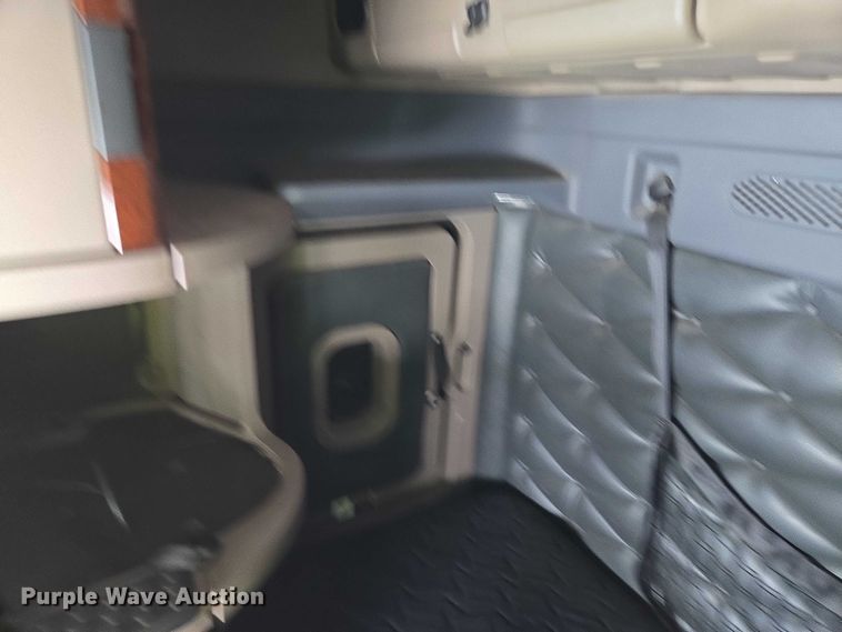 image for item EB1279 2015 Freightliner Cascadia semi truck