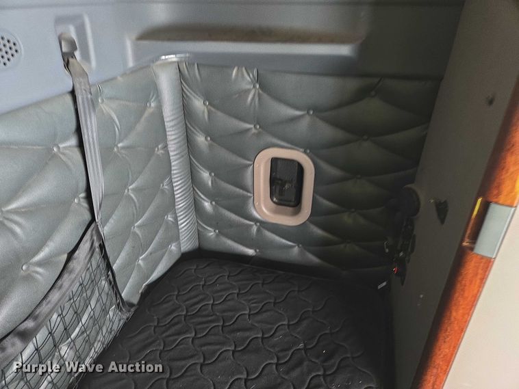 image for item EB1279 2015 Freightliner Cascadia semi truck