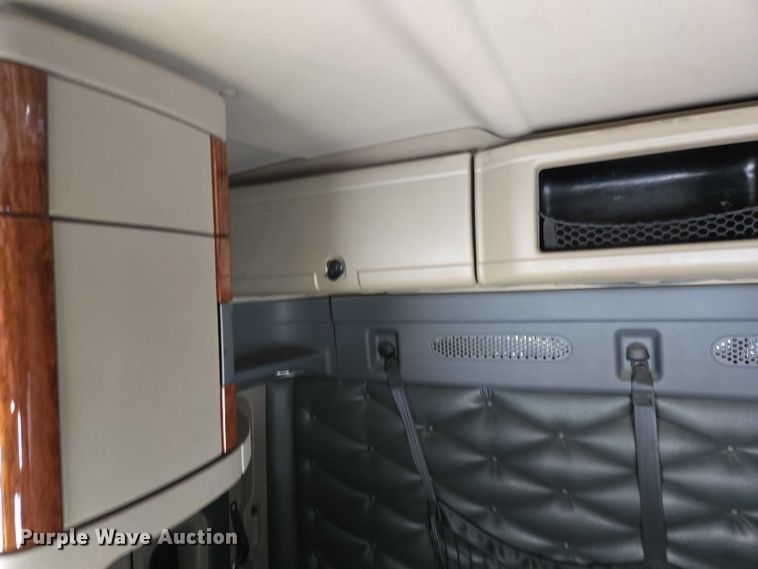 image for item EB1279 2015 Freightliner Cascadia semi truck