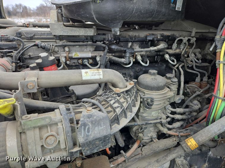 image for item EB1279 2015 Freightliner Cascadia semi truck