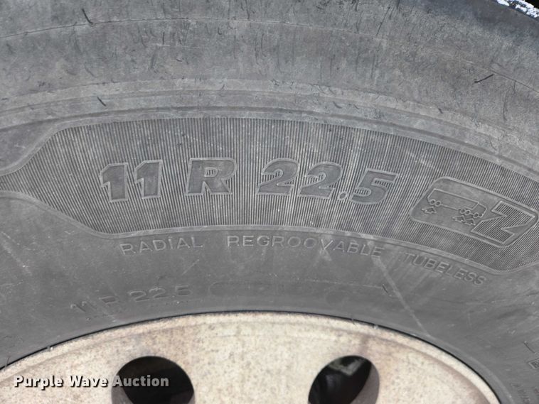 image for item EB1279 2015 Freightliner Cascadia semi truck