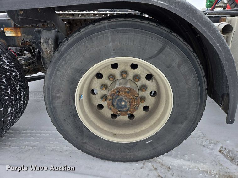 image for item EB1279 2015 Freightliner Cascadia semi truck