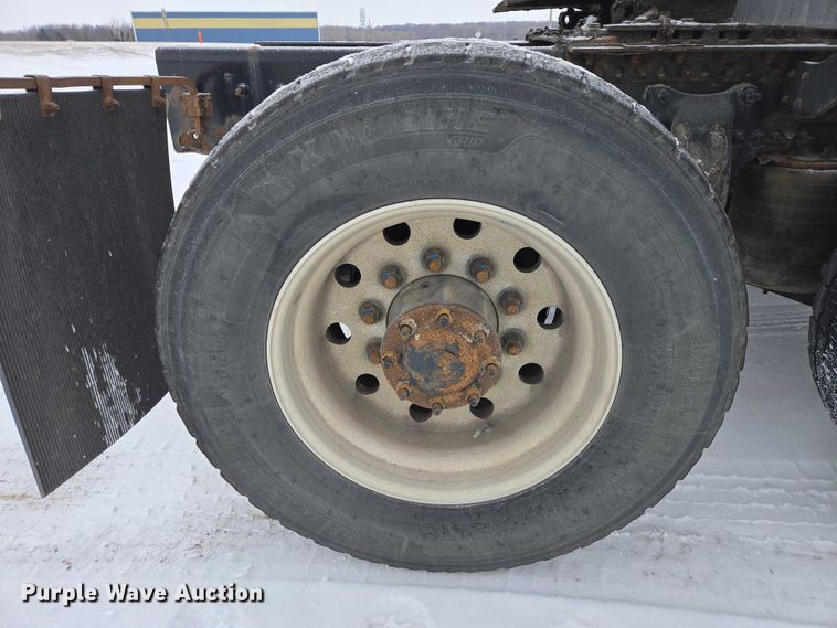 image for item EB1279 2015 Freightliner Cascadia semi truck