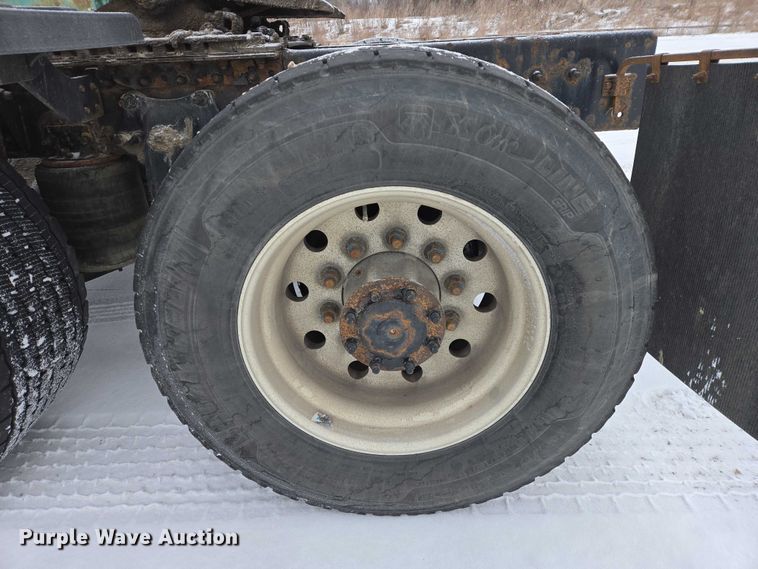 image for item EB1279 2015 Freightliner Cascadia semi truck