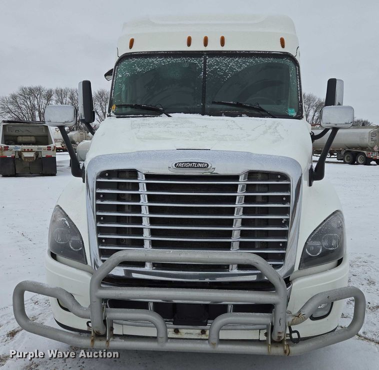 image for item EB1280 2015 Freightliner Cascadia semi truck