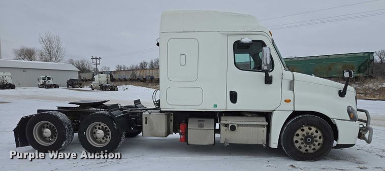 image for item EB1280 2015 Freightliner Cascadia semi truck