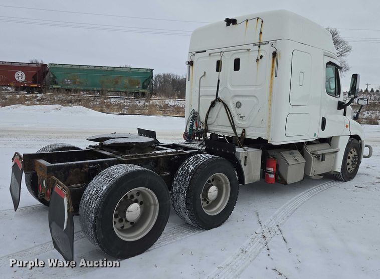 image for item EB1280 2015 Freightliner Cascadia semi truck