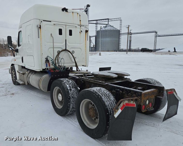 image for item EB1280 2015 Freightliner Cascadia semi truck