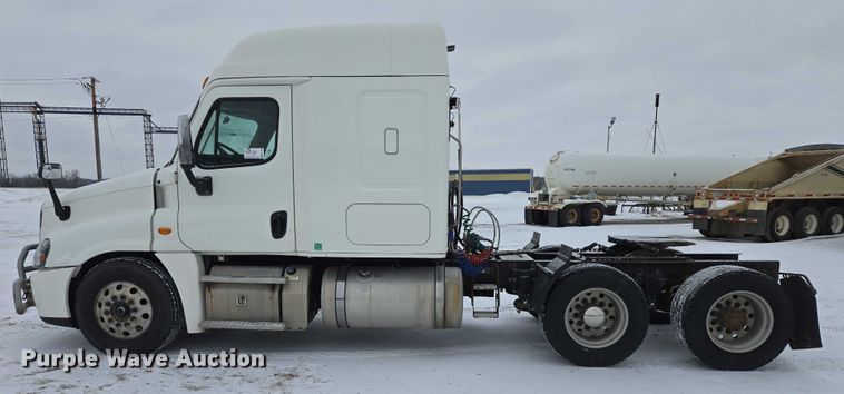 image for item EB1280 2015 Freightliner Cascadia semi truck