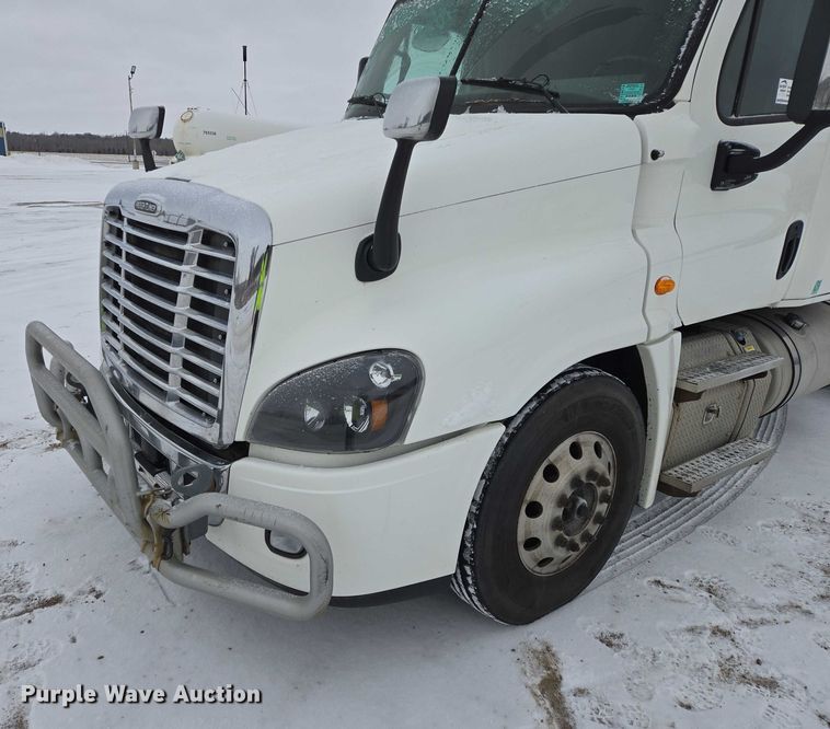 image for item EB1280 2015 Freightliner Cascadia semi truck