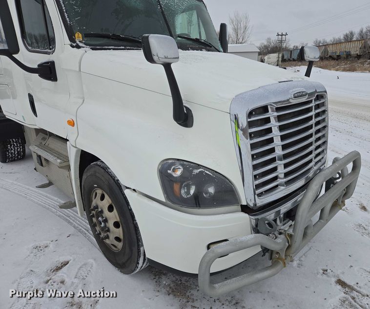 image for item EB1280 2015 Freightliner Cascadia semi truck