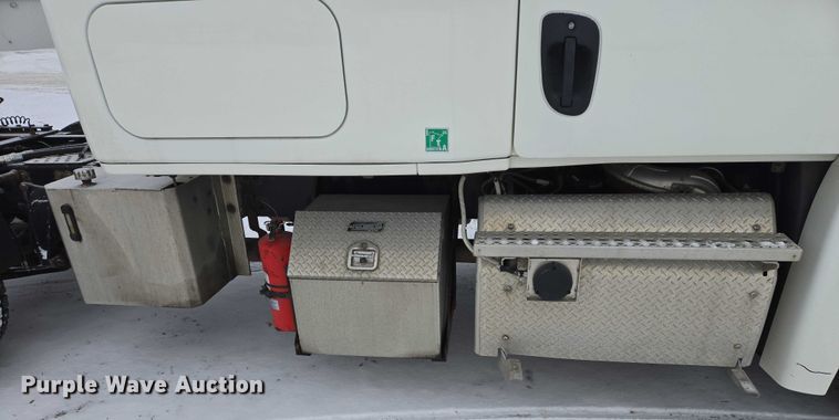 image for item EB1280 2015 Freightliner Cascadia semi truck