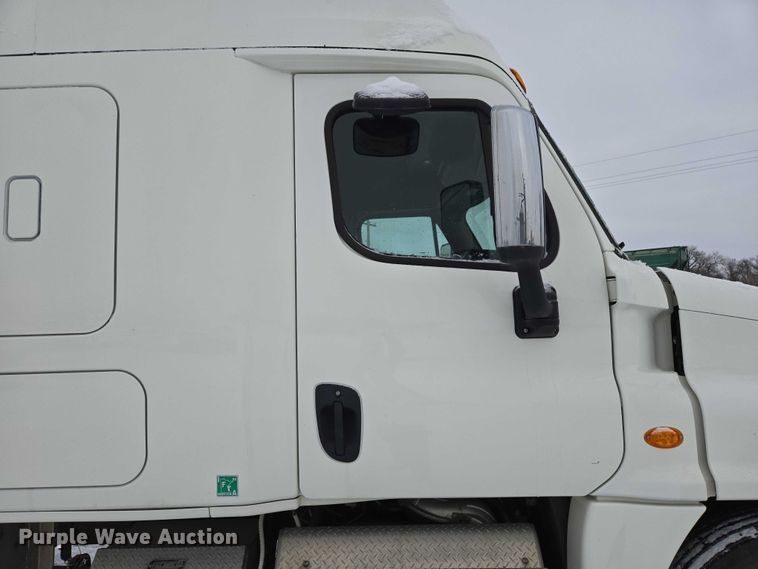 image for item EB1280 2015 Freightliner Cascadia semi truck