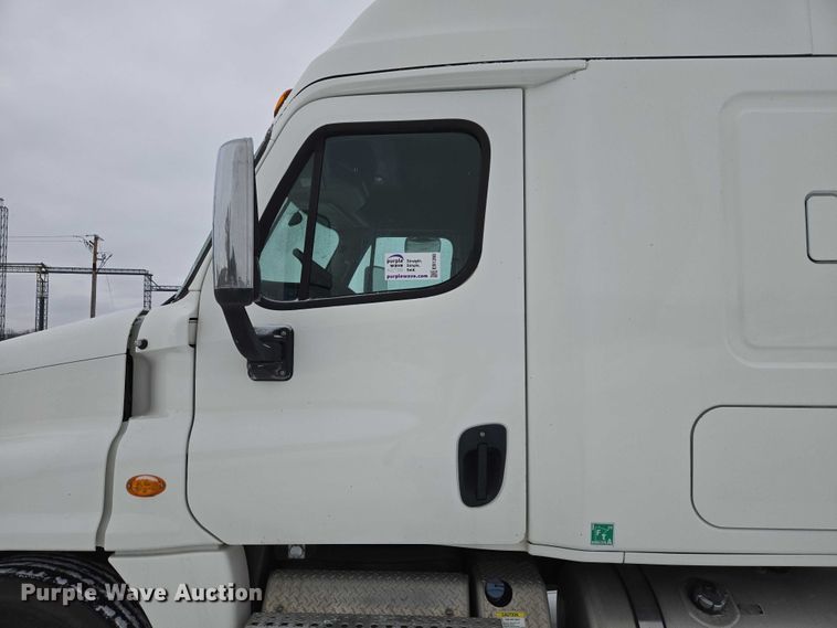 image for item EB1280 2015 Freightliner Cascadia semi truck
