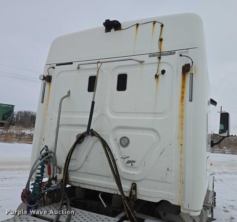 image for item EB1280 2015 Freightliner Cascadia semi truck