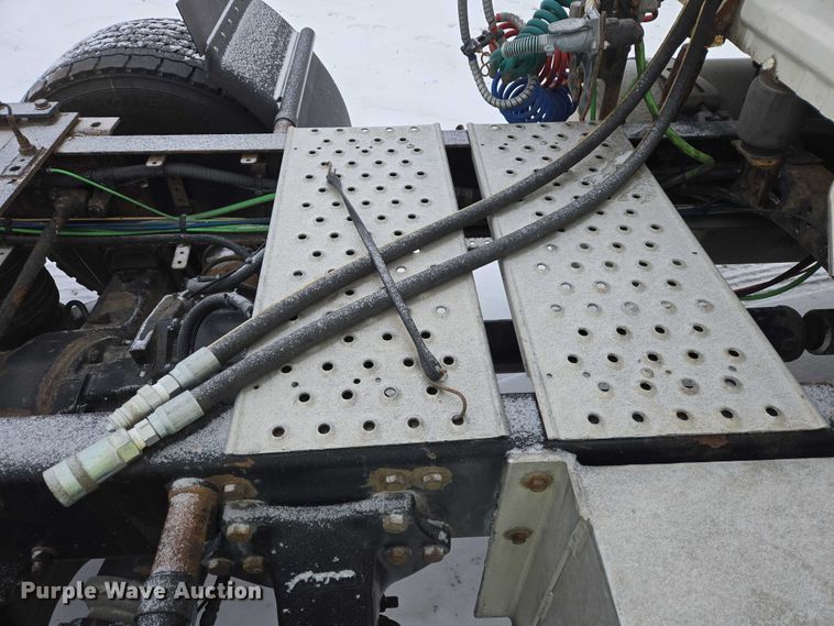 image for item EB1280 2015 Freightliner Cascadia semi truck