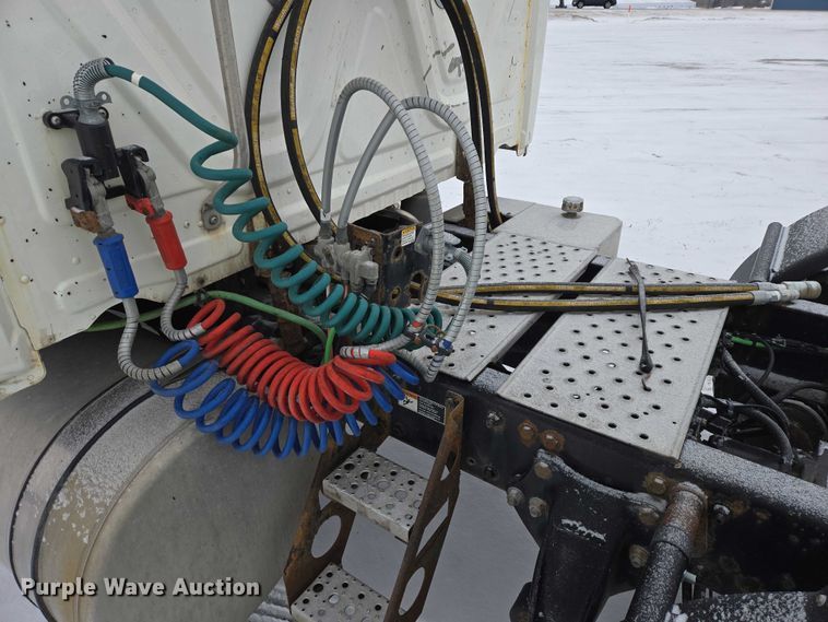 image for item EB1280 2015 Freightliner Cascadia semi truck