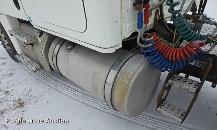 image for item EB1280 2015 Freightliner Cascadia semi truck