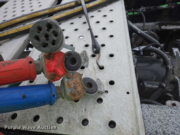 image for item EB1280 2015 Freightliner Cascadia semi truck